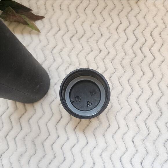 Peloton Glass Water Bottle with Rubberized shell 20OZ - Picture 4 of 5